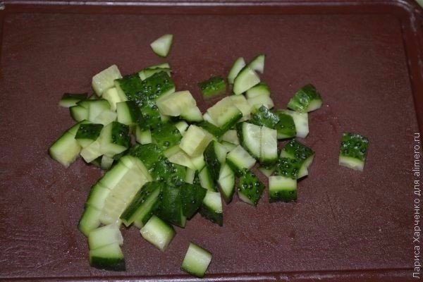 Салат с курицей, овощами и кунжутом.Ингредиенты:Помидор – 1 шт.Огурец – 1 шт.Маслины – 100 гСыр ... - 5