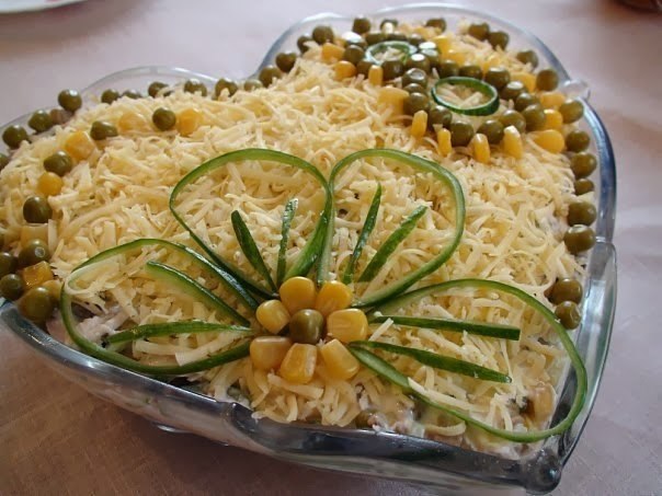 Салатик с курицей грибами и сыром.Ингредиенты:-Отварная курица -1 грудка-Шампиньоны консервированные ...