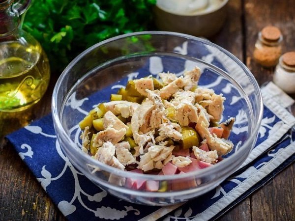 Салат с курицей, шампиньонами и маринованными огурцами.Ингредиенты:Ветчина — 200 гКуриное филе — 200 ... - 2