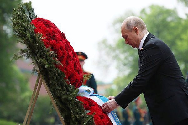 «Имя твоё неизвестно, подвиг твой бессмертен»: Владимир Путин возложил венок к Могиле Неизвестного ...