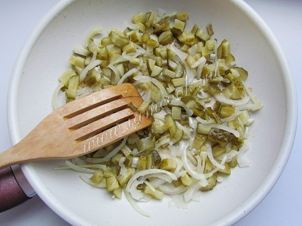 Солянка с колбасой и курицей.Ингредиенты:Куриная грудка - 350-400 граммов колбаса копченая - 200 ... - 7