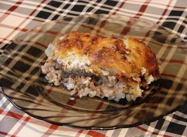 Курица, запеченная с гречкой .Крупа пропитывается соком мяса, получается гречневая каша ...
