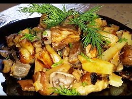        / Fried potatoes on lard with onions and mushrooms