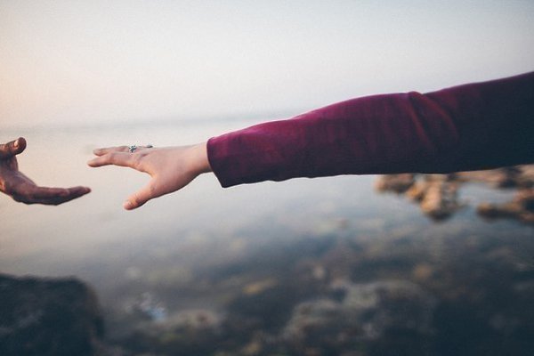 Ты можешь знать кого-то долго, но он тебя потом предаст. Ты можешь знать кого-то плохо, но руку он в ...