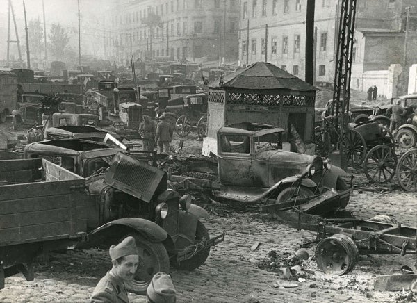 Армейская техника Приморской армии, брошенная в порту при эвакуации в Крым. Одесса, УССР, СССР. ...