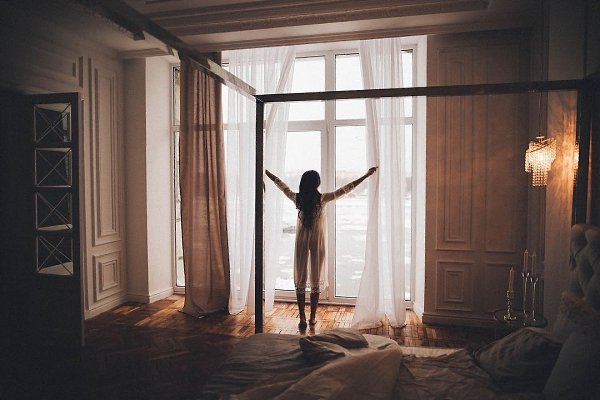 Какими люди странными бывают: Сегодня ценят, завтра убивают. Сегодня смотрят на тебя с любовью, А ...