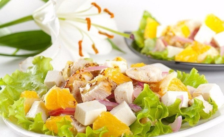 САЛАТ С АПЕЛЬСИНАМИ, КУРИНЫМ ФИЛЕ И СЫРОМ ФЕТА.Ингредиенты:- филе куриной грудки (целое, из двух ...