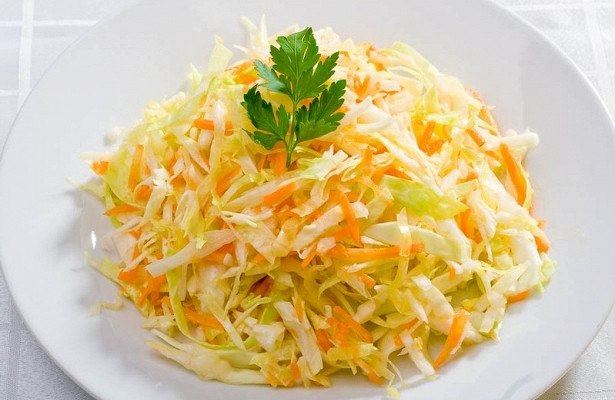 Витаминный капустный салат. .Состав: свежая белокочанная капуста – 1 кг; свежая морковь – 1 ...