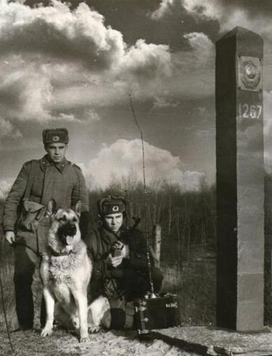 фигурка Пограничник с овчаркой + пограничный столб