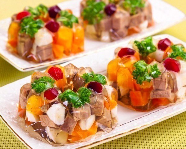 Порционное заливное мясо или язык.Ингредиенты- 300 г говядины (вырезки) или говяжьего языка- 20 г ...
