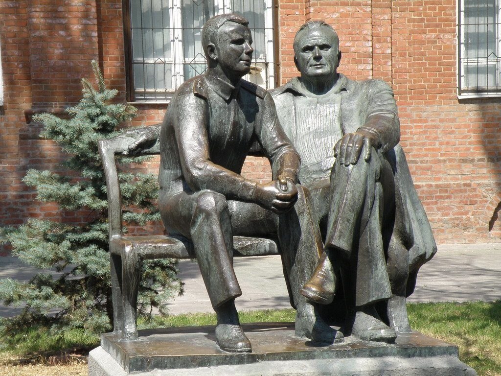 Памятник Гагарину и королеву в Таганроге. Памятник королеву и Гагарину в Королеве. Памятники с. п. Королёву и ю. а. Гагарину. Памятник с п королеву и ю а Гагарину.