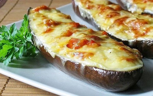 Лодочки из баклажанов с грибами.Ингредиенты: Баклажаны – 3 штуки; Грибы (любые) – 400 граммов; Лук ...