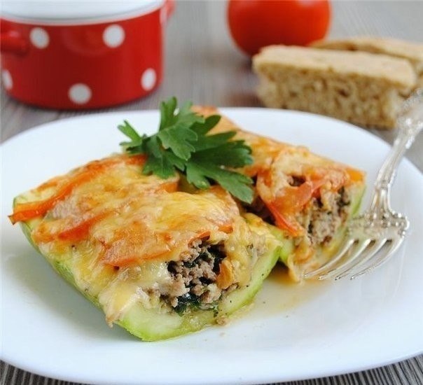 Лодочки из кабачка с мясом . Ингредиенты: 1 средний молодой кабачок 100 гр. мясного фарша 1 ...