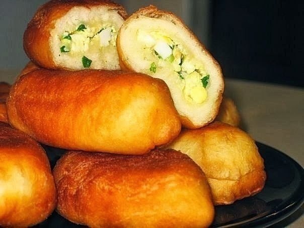 Жареные пирожки с зеленым луком и яйцом.Ингредиенты:Мука пшеничная 1 кгМолоко 500 млЯйца куриные 7 ...
