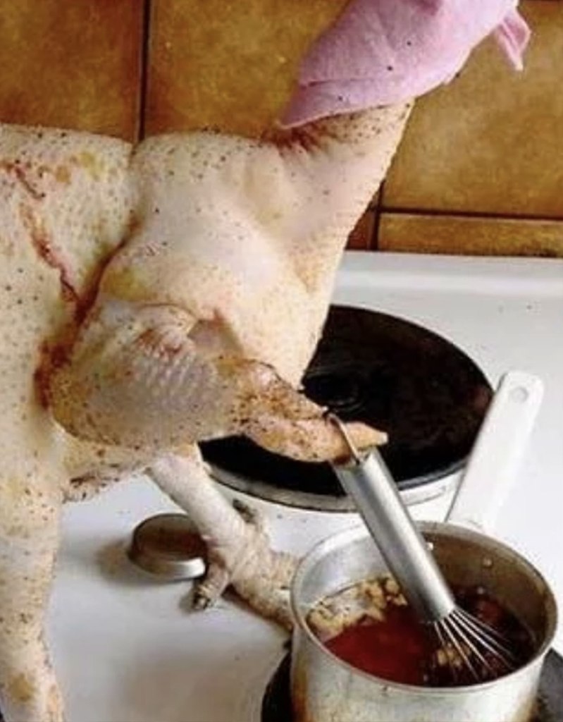 Курица варится. Курица приготовленная смешные. Курица на кухне. Поставь курицу варится.