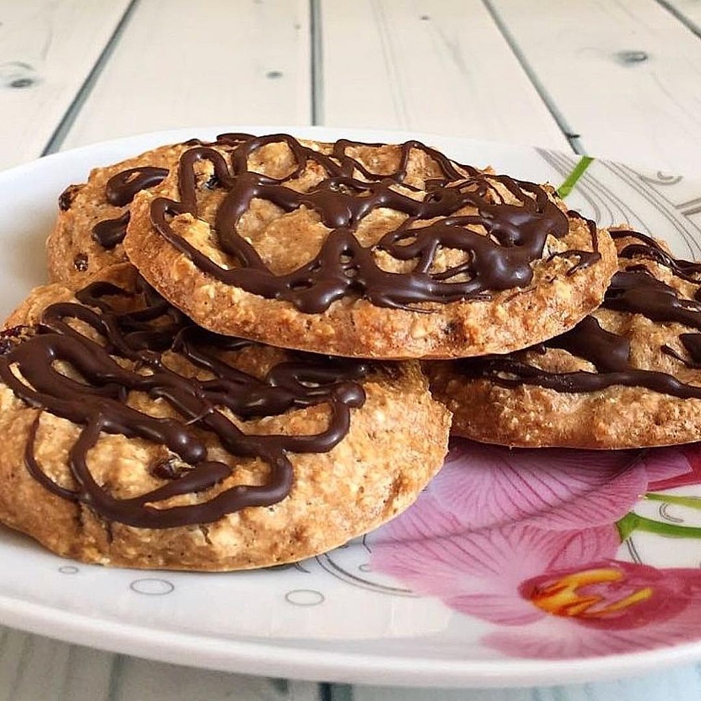 Печенье из овсяной муки с изюмом. Советую приготовить, очень вкуснооо.Ингредиенты: Овсяная мука ...