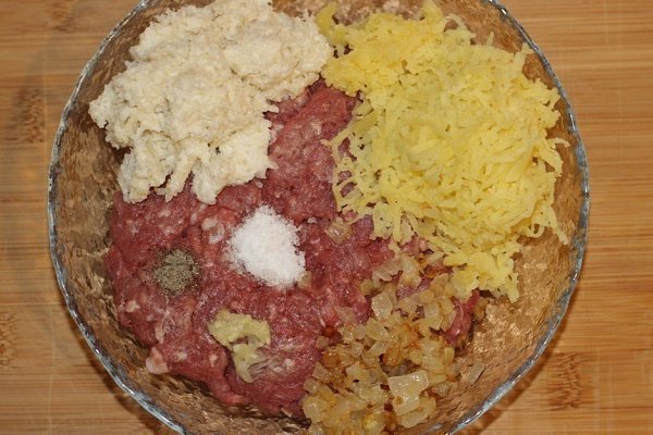 Шведские фрикадельки.Ингредиенты:Фарш мясной (свинина+говядина) — 400 гЛук репчатый — 1 шт.Молоко — ... - 2