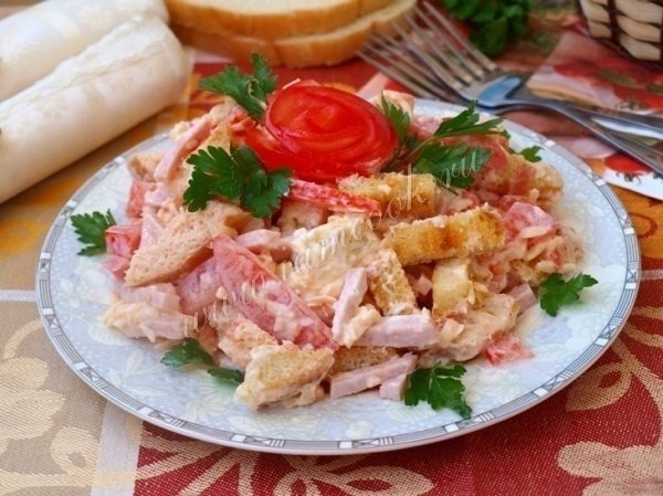 САЛАТ С ВЕТЧИНОЙ И ПОМИДОРАМИ .Ингредиенты: Ветчина - 300 грамм; Помидоры - 2 шт; Сыр твёрдый - 150 ...