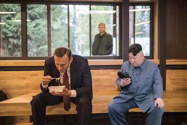 Ким Чен Ын посетил универмаг КНДР, где внимательно осмотрел обувь и стал героем фотожаб. - 3