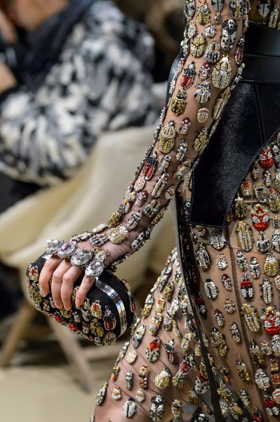 Вышитые жуки от "Alexander McQueen". Очень много жуков - 4
