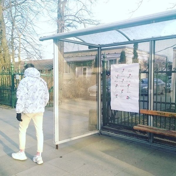 Художница Дарья Апахончич из Санкт-Петербурга, повесила на автобусной остановке плакат ...