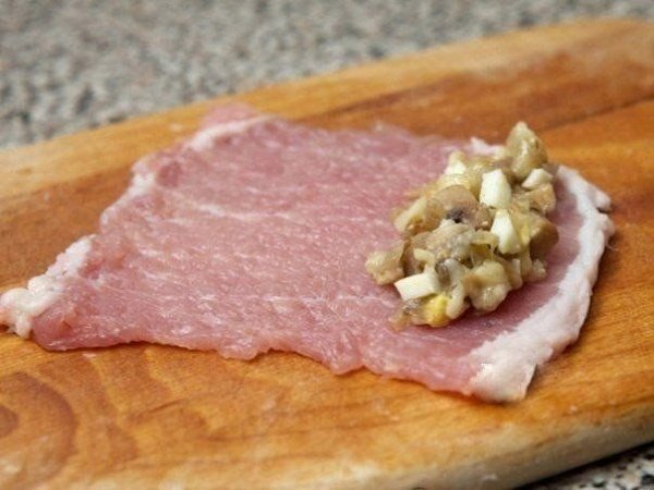 Рулетики мясные к праздничному столу. Ингредиенты: Свиное филе - 700 г. Грибы - 500 г. Лук репчатый ... - 4