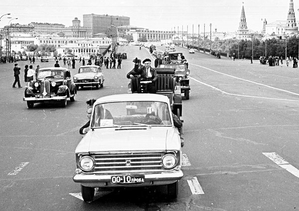 Москвич-408, возглавляющий автомобильный парад, посвященный Празднику автомобилистов. В Москве 4 ...