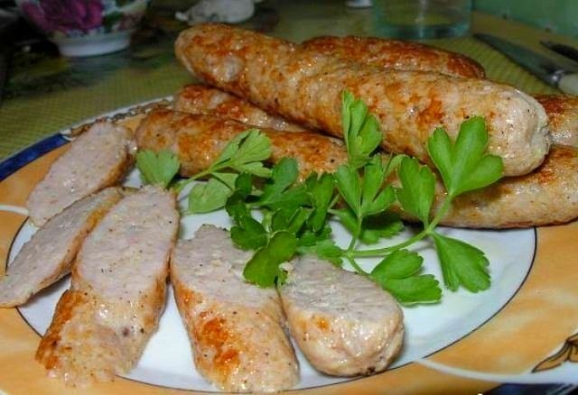 Домашние куриные колбаски.Ингредиенты: 500 гр куриного фарша 200 мл молока паприка сладкая 1 ч.л. ...