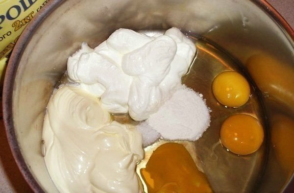 Быстрый пирог на кефире со сметаной - оооочень вкусно! Ингредиенты: 100 г кефира 100 г сметаны 200 г ... - 2