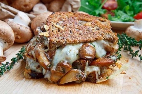ОСТОРОЖНО! ОЧЕНЬ ВКУСНО! Бутерброд-гриль с шампиньонами и сыром Ингредиенты: Лук (некрупный) — 1 шт. ...