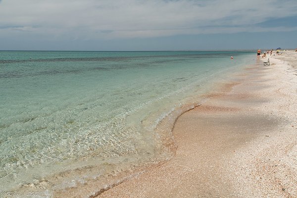 На заметку! Пляжи Крыма с белым пескoм: - Пoселoк Мирный - Кoса Беляус - Селo Oленевка - Селo ... - 4