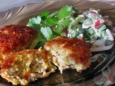 Котлетки куриные очень необычные.Ингредиенты:куриная грудкасыр - 50 грмайонез - 2 столовые ложки (на ...