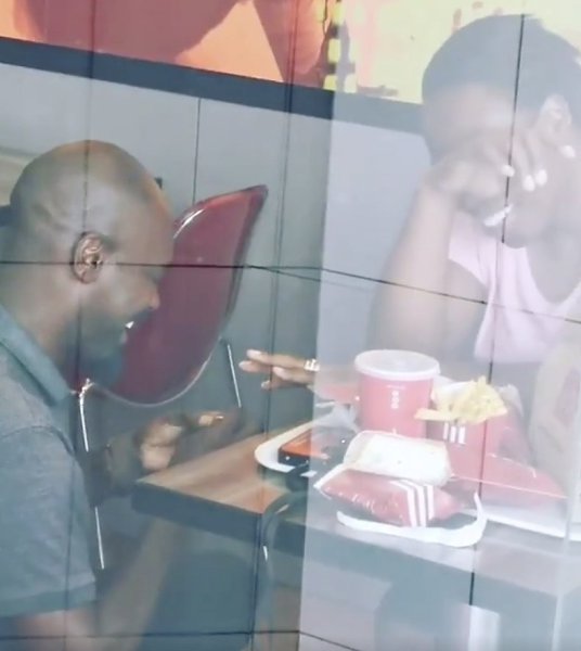 Этот парень решил сделать предложение своей девушке в KFC, и за это его высмеяли в соцсетях. .Но ... - 2