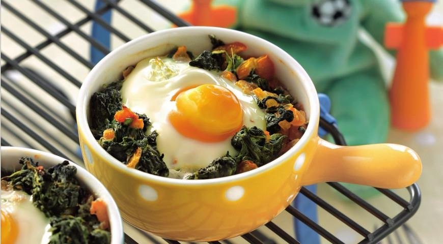 ЯЙЦА, ЗАПЕЧЕННЫЕ С КУРИЦЕЙ И ОВОЩАМИ.Ингредиенты на 2 порции:1 куриное филе100-150 г кабачка1 ...