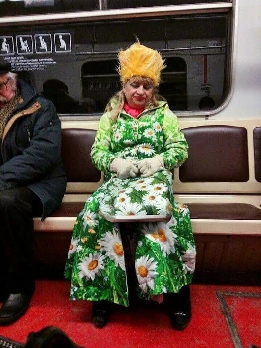 Если вы вдруг потеряли весну, то вот она, в метро катается!...))