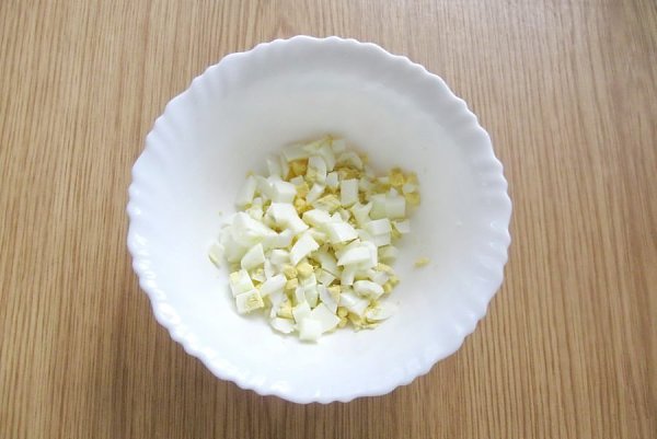 Простой салат с помидорами, горошком и сыром.Ингредиенты:Колбаса вареная — 150 гЯйцо куриное — 3 ... - 2