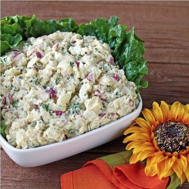 Картофельный салат с красным луком и петрушкой.Ингредиенты:Картофель, почистить — 1,8 кгЯйца ...