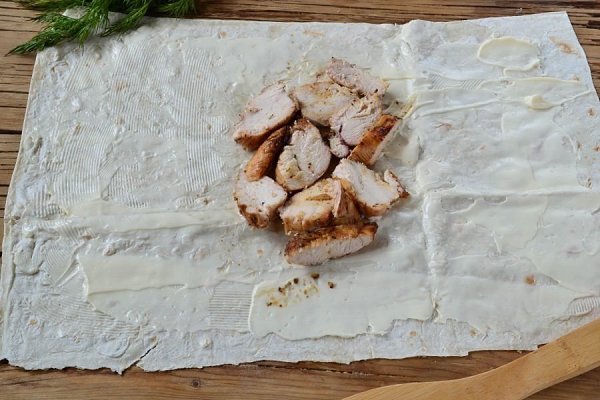Домашняя шаурма с курицей.Ингредиенты:Куриная грудка — 300 гСоевый соус — 2 ст. л.Чеснок — 2 ... - 3