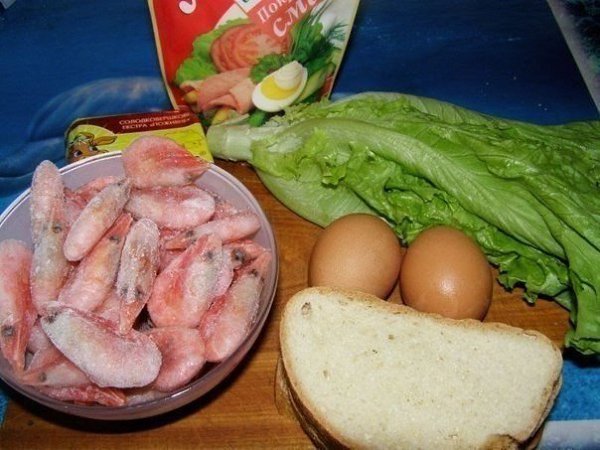 Салат с креветками и сухариками.Ингредиенты:500 г замороженных креветокмайонеззелень (использовались ... - 2