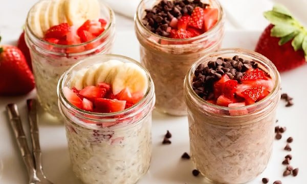 Самая вкусная ленивая низкокалорийная овсянка в мире: здоровый быстрый завтрак, который не надо ...