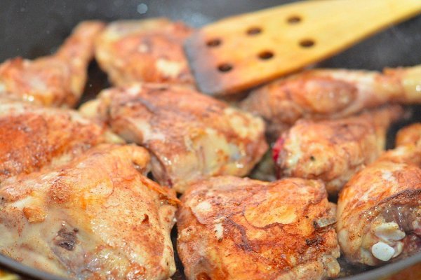Курица с яблоками и шалфеем.Ингредиенты:Куриные окорочка — 6 шт.Корица — 1 ч.л.Соль — 1 ч.л.Белый ... - 4