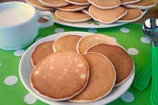ПАНКЕЙКИ НА МОЛОКЕ.Молоко — 1 СтаканМука пшеничная — 1,5 СтаканаМасло рафинированное — 2 Ст. ...
