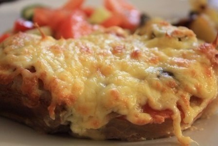 Мясо в фольге с грибами и помидорами .Очень похоже на мясо по-французски, но я сделала несколько ...
