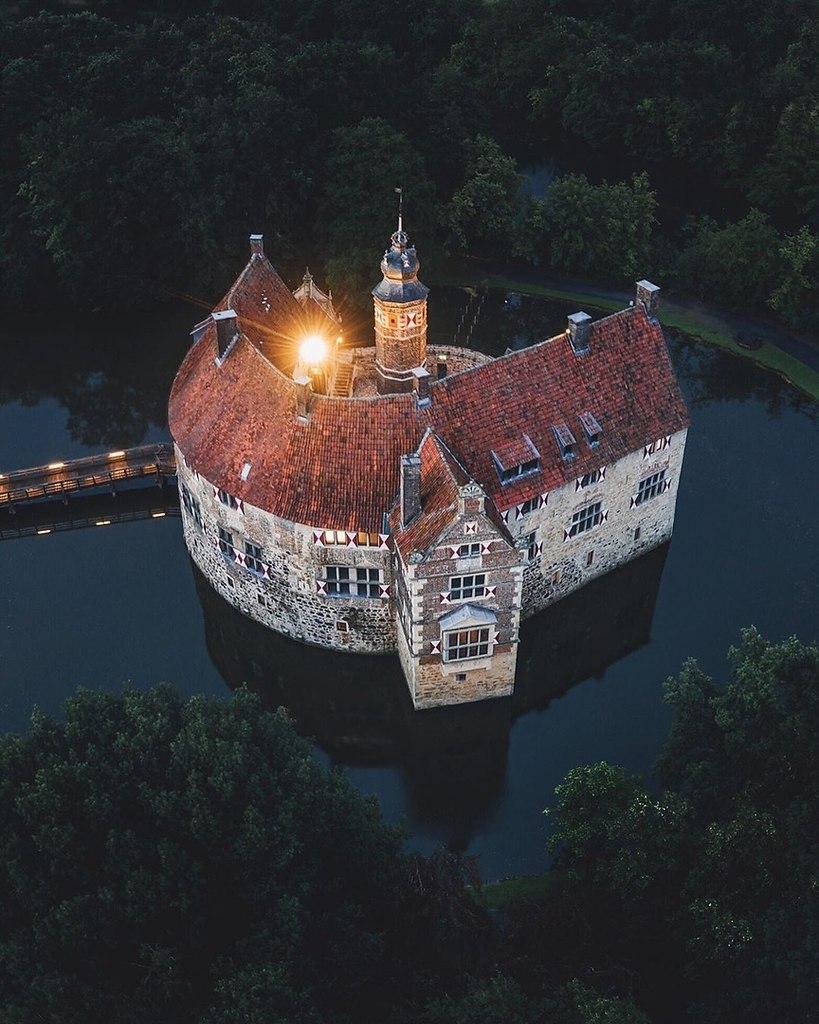 Germany water. Замок Фишеринг. Замок Фишеринг Германия внутр. Замок на воде. Средневековый замок на воде.