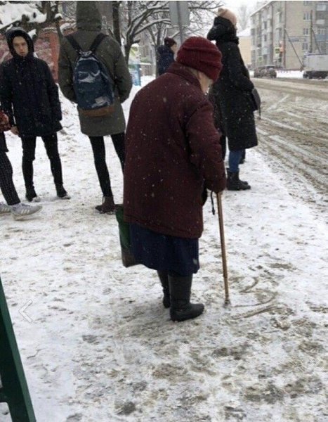 Ничего необычного. Просто бабушка рисует сердечко на снегу, ожидая автобус)