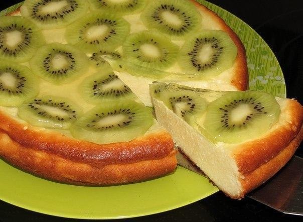 Творожная запеканка с киви. Творог - 500 г Яйца - 5 шт. Сливочное масло - 100 г Сахар - 100 г Манка ...