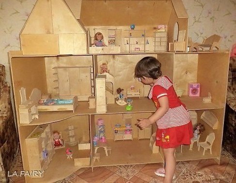 Папа сделал для дочки большой кукольный домик - 2