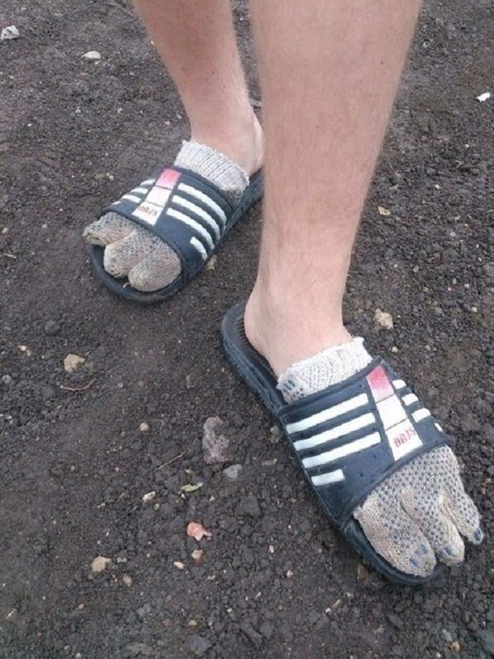 Искать носки. Сандали с носками прикол. Это не мои носки. Носки прикол. Мужские стоячие носки.