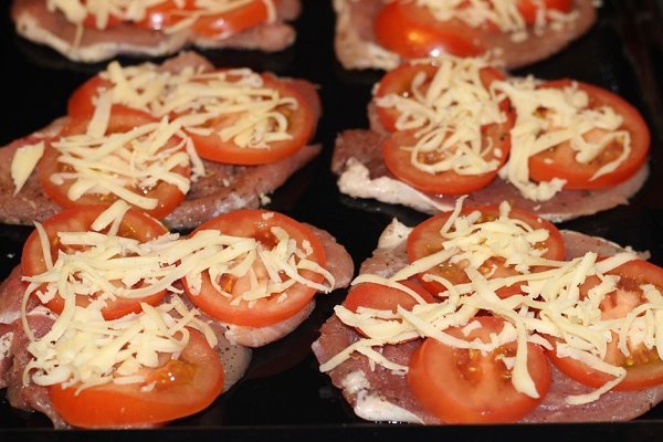Мясо по-купечески.Ингредиенты:Свинина (лопатка) — 500 гСыр —150 гГрибы — 100 гПомидоры — 2 ... - 4