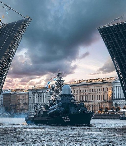 Во время парада ВМФ попасть на набережные можно будет только в масках и перчатках.andrei_mikhailov